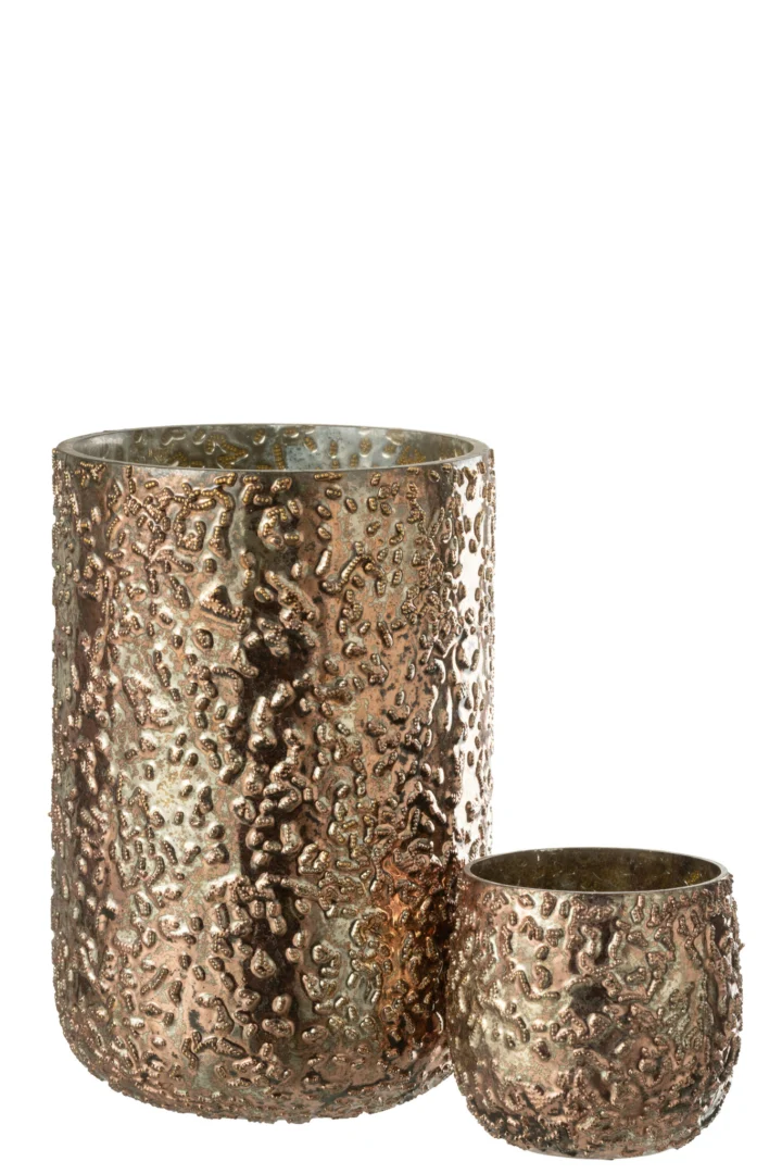 De Kaarsenhouder Orkaan Koper Geoxideerd Groot heeft twee bronzen, gehamerde metalen kandelaars - de ene hoog en cilindervormig, de andere korter en ronder - op een witte achtergrond.