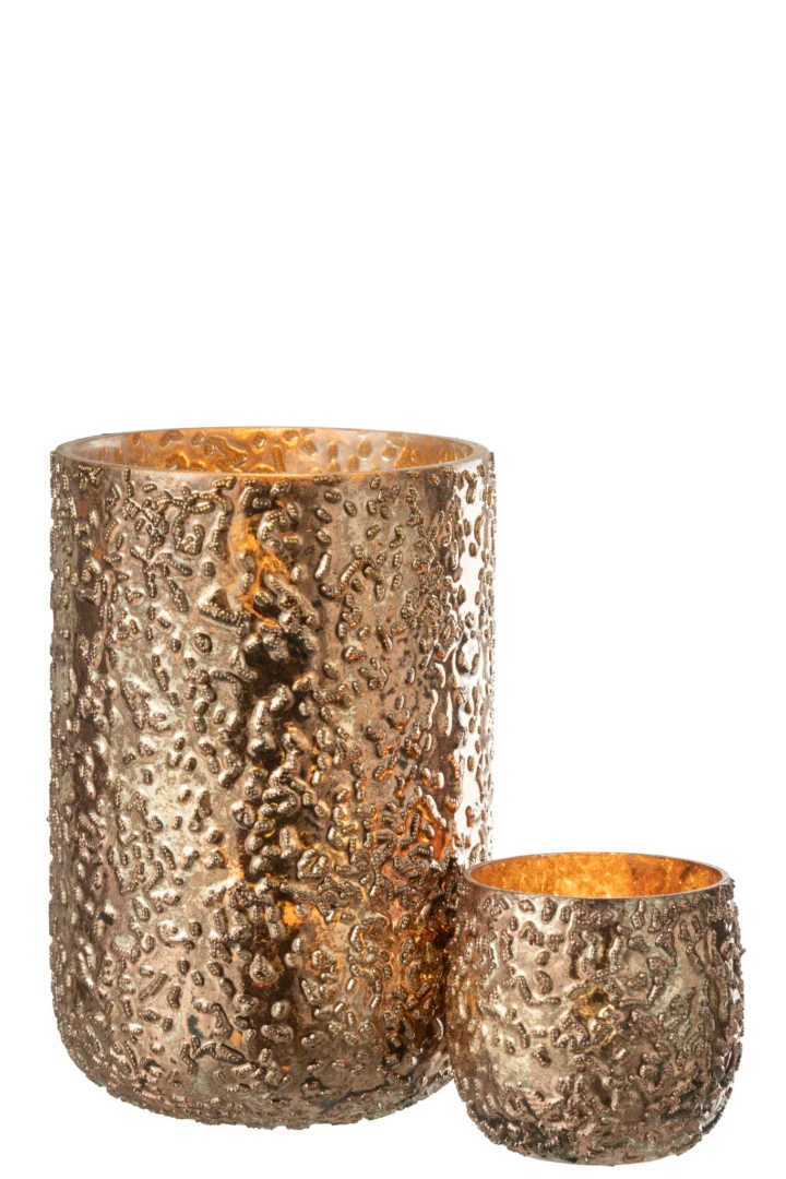 De Kaarsenhouder Orkaan Koper Geoxideerd Groot is een hoge, cilindervormige bronzen kandelaar met een gehamerde, putvormige textuur en een warme metallic afwerking.