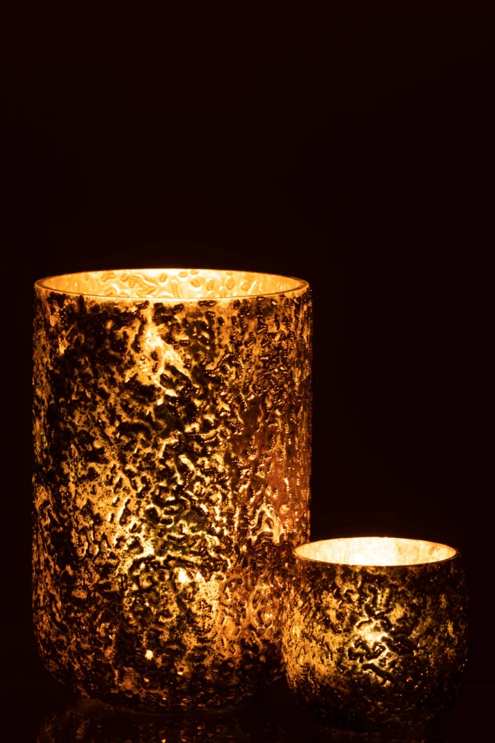 De Kaarsenhouder Orkaan Koper Geoxideerd Groot werpt een warme, getextureerde gloed in het donker en creëert ingewikkelde lichtpatronen voor een gezellige en elegante sfeer.