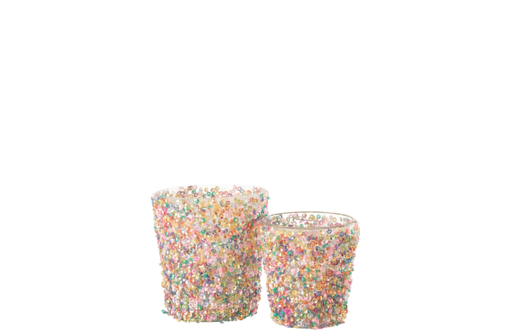 De Kaarsenhouder Orkaan Sequin Glas Pastel Groot is een houder van helder glas versierd met kleurrijke pastelkleurige pailletten op de buitenkant, tegen een witte achtergrond. Hij is verkrijgbaar in twee maten, waarbij de ene groter is dan de andere.