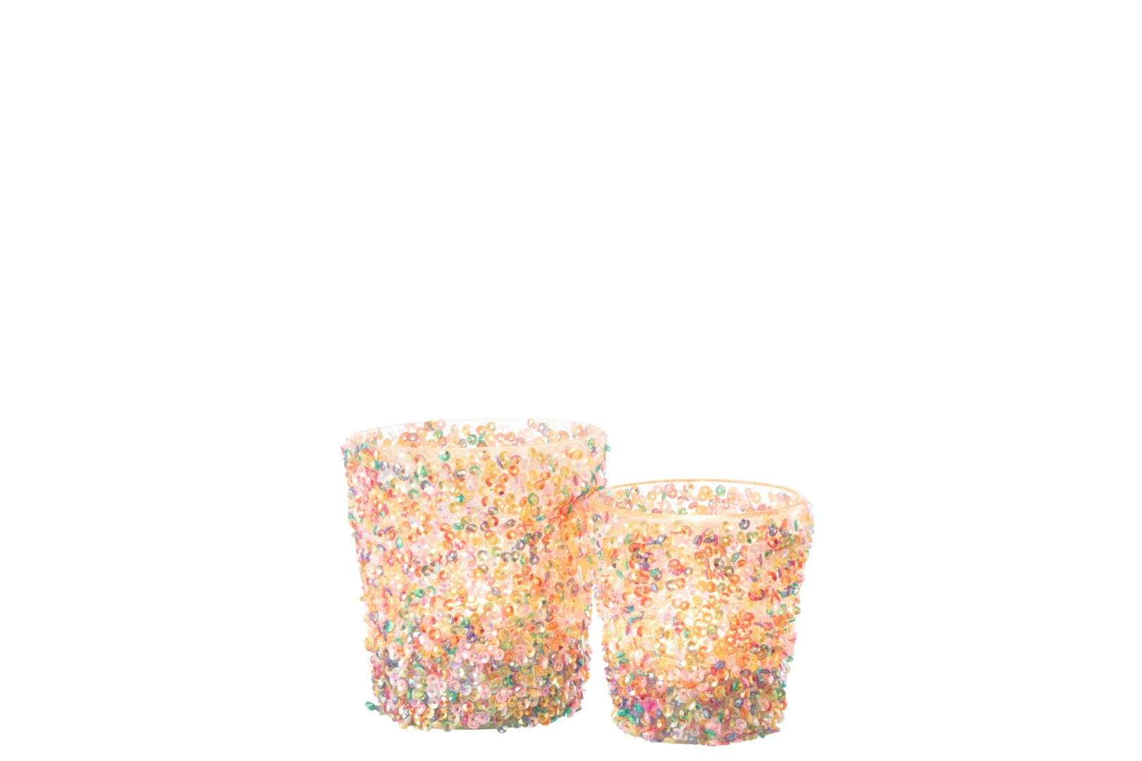 De Kaarsenhouder Orkaan Sequin Glas Pastel Groot is een decoratieve kandelaar versierd met kleurrijke kralen, die warm oplichten tegen een witte achtergrond.