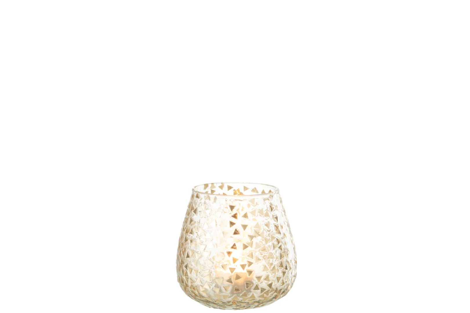 De Kaarsenhouder Orkaan Driehoek Glas Goud Groot is een brandende kaars in een glazen houder met een mozaïek van kleine, matgouden driehoekjes tegen een effen witte achtergrond.
