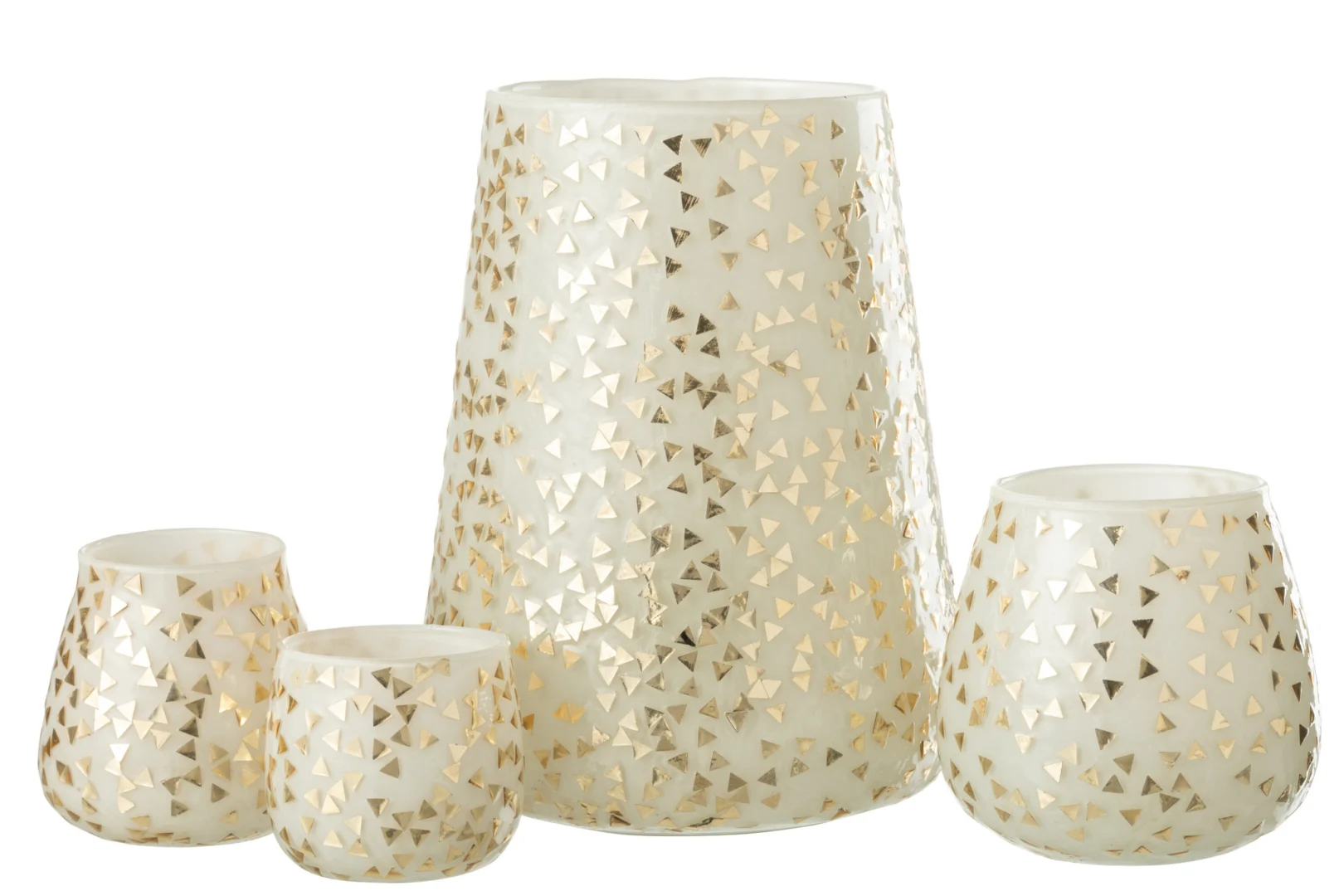 De Kaarsenhouder Orkaan Driehoek Glas Wit Goud Extra Groot is een witte glazen kandelaar, versierd met kleine reflecterende gouden driehoekjes op een effen witte achtergrond.