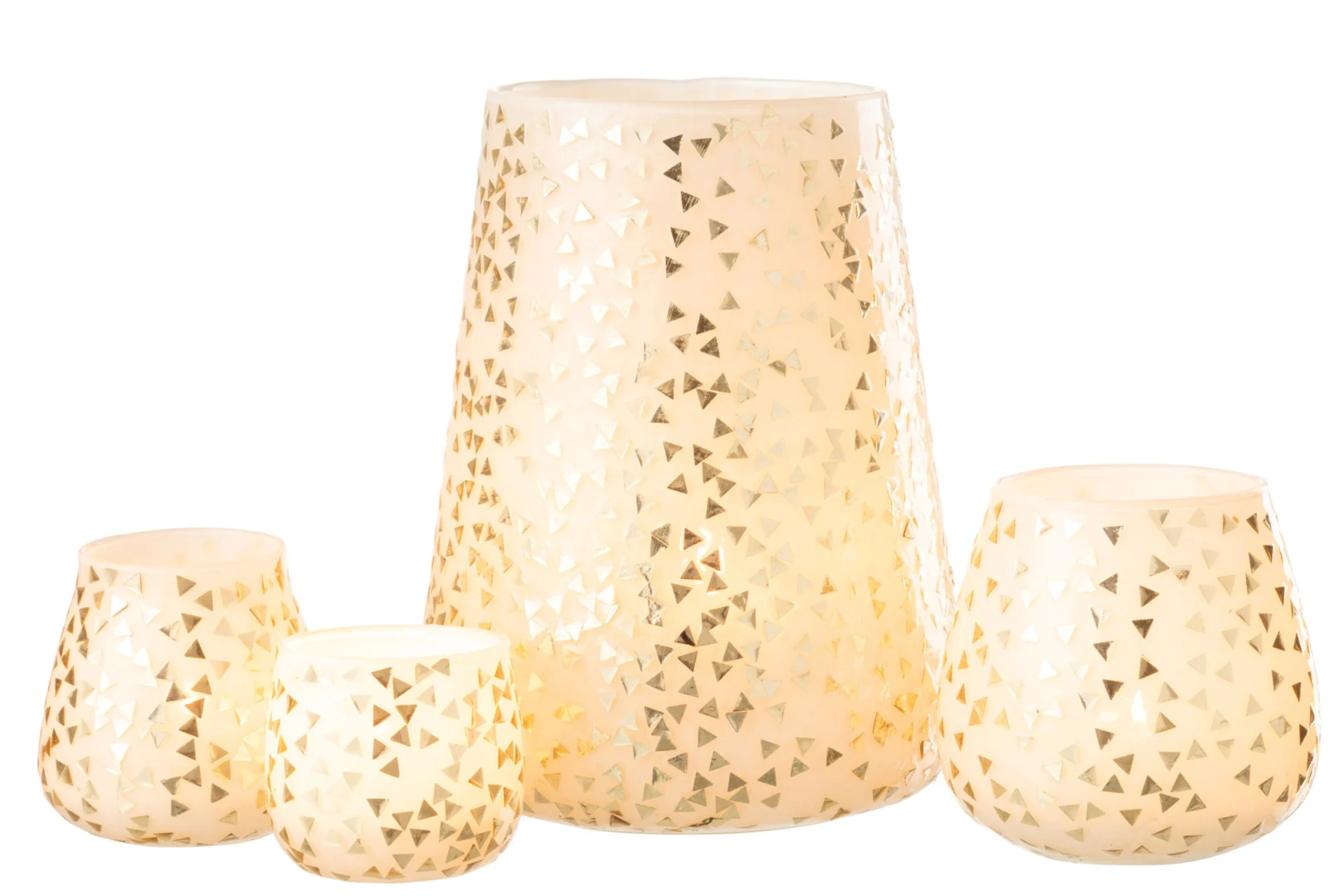 Set van vier Kaarsenhouder Orkaan Driehoek Glas Wit Goud Extra Groot kandelaars in verschillende maten, elk met een wit en goud geometrisch driehoekpatroon, gerangschikt van hoogste naar laagste en met een warme gloed.
