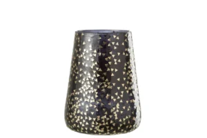 De Kaarsenhouder Orkaan Driehoek Glas Zwart Goud XL is een hoge, conische kandelaar met een glanzend zwarte afwerking, versierd met verspreide kleine gouden driehoekpatronen.