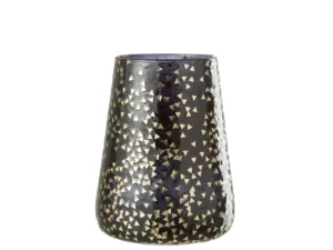 De Kaarsenhouder Orkaan Driehoek Glas Zwart Goud XL is een hoge, conische kandelaar met een glanzend zwarte afwerking, versierd met verspreide kleine gouden driehoekpatronen.
