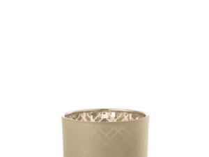 De Kaarsenhouder Orkaan Geometrisch Glas Beige Medium heeft een subtiel geometrisch patroon op de beige buitenkant en een reflecterende gouden binnenkant, tegen een witte achtergrond.