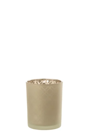 De Kaarsenhouder Orkaan Geometrisch Glas Beige Medium heeft een subtiel geometrisch patroon op de beige buitenkant en een reflecterende gouden binnenkant, tegen een witte achtergrond.