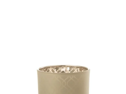 De Kaarsenhouder Orkaan Geometrisch Glas Beige Medium heeft een subtiel geometrisch patroon op de beige buitenkant en een reflecterende gouden binnenkant, tegen een witte achtergrond.