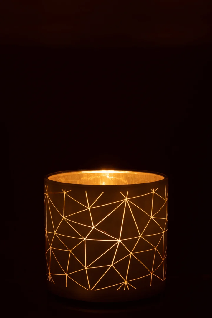 De Orkaan Milano Glas Wit/Goud Groot, met kruisende gouden lijnen op wit glas, gloeit warm in het donker en werpt een zacht licht als er een kaars in brandt.