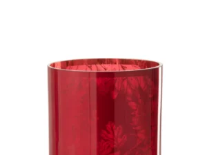 De Kaarsenhouder Orkaan Bloemen Glas Rood XL is een rode glazen kandelaar met een glanzend, reflecterend oppervlak en subtiele bloemmotieven, tegen een effen witte achtergrond.