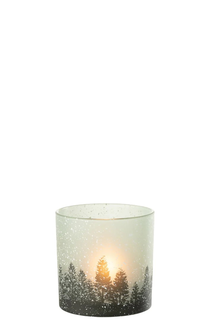 De Kaarsenhouder Orkaan Boom Sneeuw Glas Groen Groot is een glazen kandelaar met dennenbomen en vallende sneeuw, met een brandende kaars erin die een gezellige, winterse sfeer creëert.