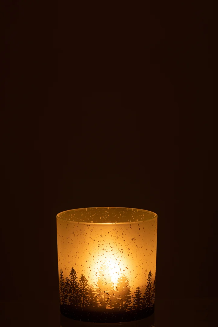 De Kaarsenhouder Orkaan Boom Sneeuw Glas Groen Groot straalt een warme gloed uit door het doorschijnende glas, versierd met een besneeuwd bosboompatroon, en creëert zo een uitnodigende sfeer tegen de duisternis.