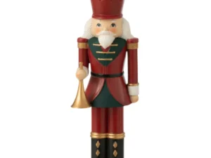 De Kaarsenhouder Notenkraker Hars Rood Groen Groot is een lange houten notenkraker met een witte baard en gouden accenten, gekleed in een rood en groen uniform, staand op een trommel en met een gouden trompet in de hand, terwijl hij een rode hoed draagt.