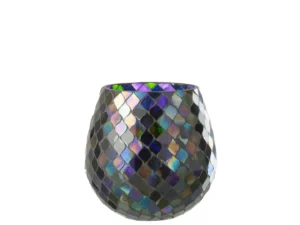 De Kaarsenhouder Orkaan Mozaïek Glas Paars Groot is een ronde glazen kandelaar met iriserende, ruitvormige mozaïektegeltjes in blauw, groen en paars op een witte achtergrond.