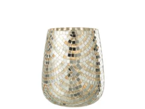De Kaarsenhouder Orkaan Mozaïek Glas Zilver Goud XL is een decoratieve glazen kandelaar met een gebogen ontwerp, voorzien van zilveren en gouden mozaïektegeltjes die in elegante concentrische bogen zijn gerangschikt.