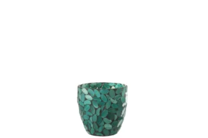 Theelichthouder Mozaïekglas Azuur Klein: een kleine kandelaar van mozaïekglas met een overlappend bladmotief in verschillende groentinten op een effen witte achtergrond.