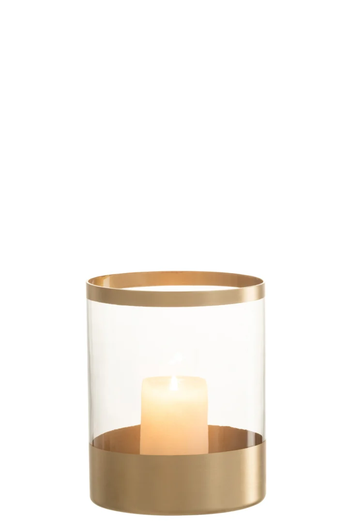 In de Kaarsenhouder Orkaan Gouden Lijnen Glas Groot, een cilindervormige houder van helder glas met gouden banden, brandt een witte pilaarkaars. De achtergrond is effen wit.