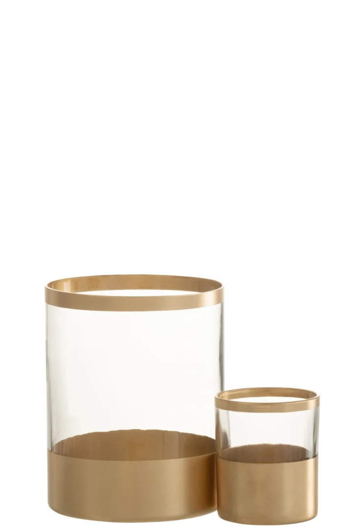 Twee helder cilindervormige glazen Kaarsenhouder Orkaan Gouden Lijnen Glas Groot kandelaars met metallic gouden banden aan de boven- en onderkant. De grotere houder staat achter de kleinere, die iets ervoor en rechts ervan staat.