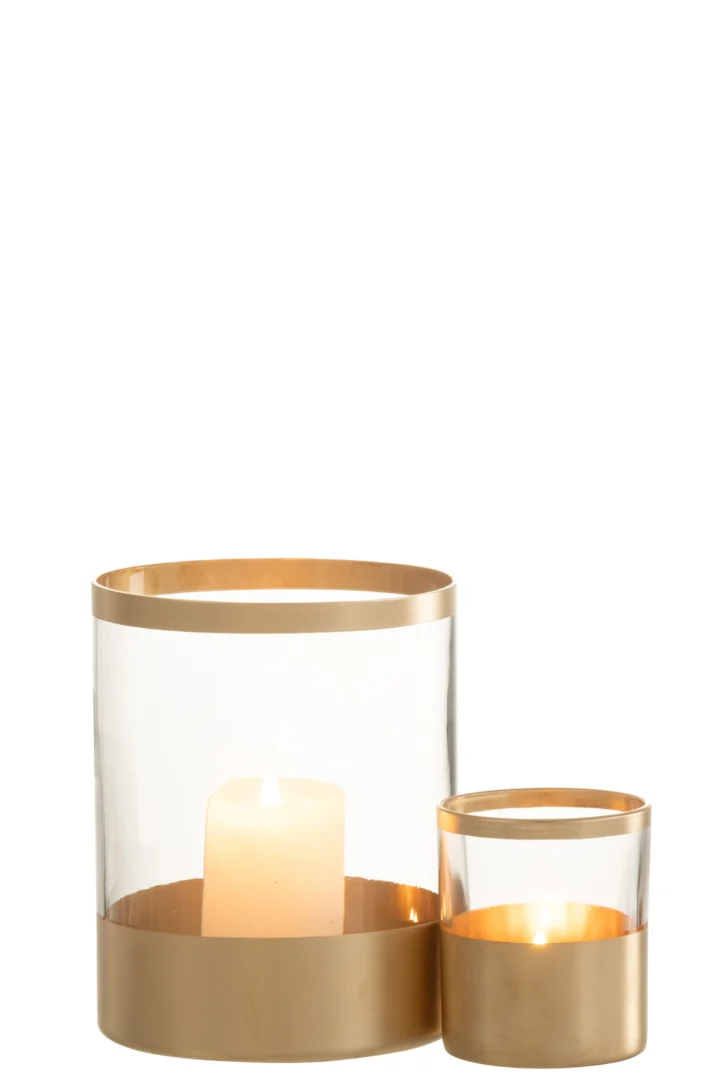 De Kaarsenhouder Orkaan Gouden Lijnen Glas Groot is een cilindervormige glazen kandelaar met goudmetalen accenten aan de boven- en onderkant, voorzien van een brandende witte kaars. De grotere houder staat aan de linkerkant van de display.