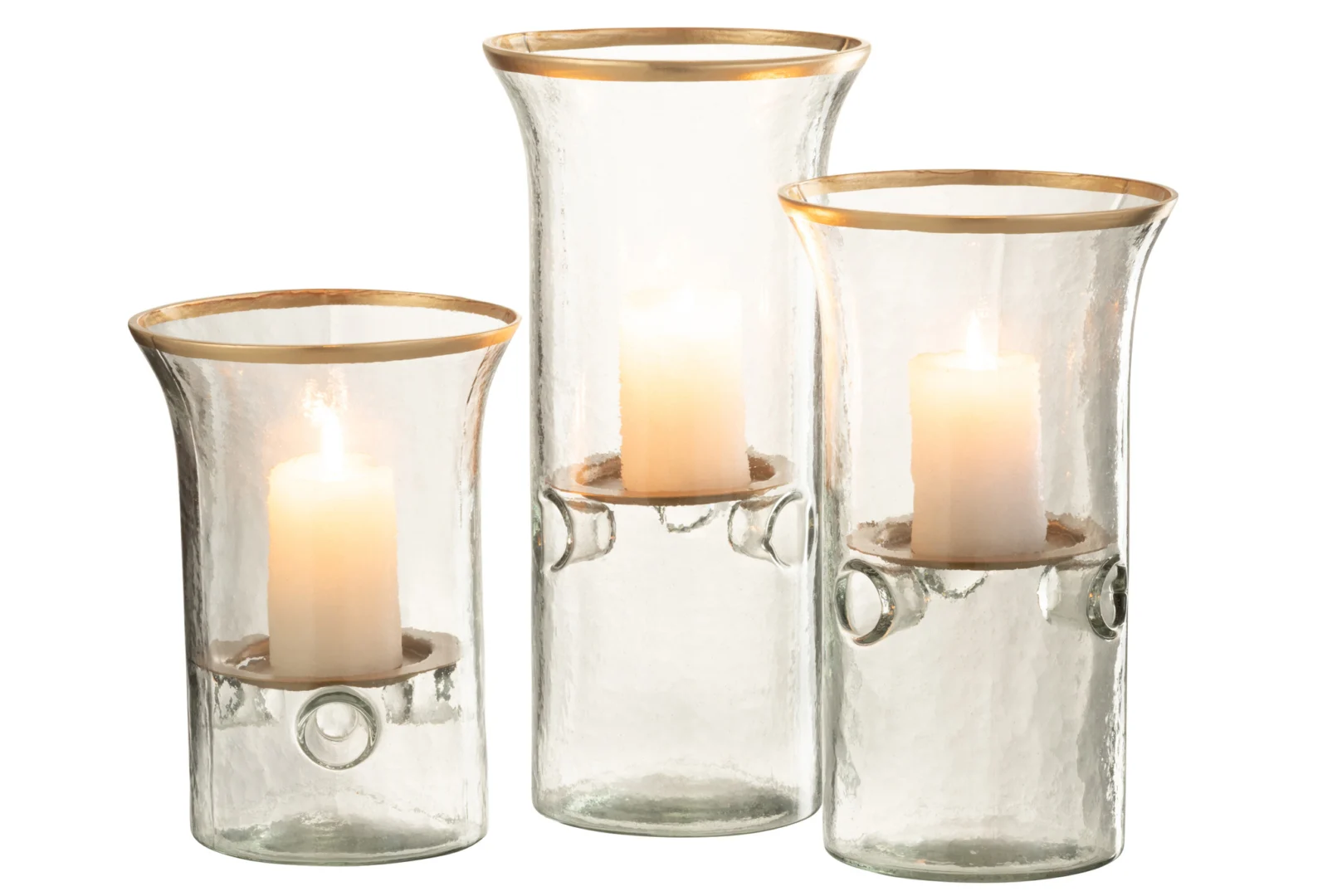 De Kaarsenhouder Glas Transparant Goud Rand Set 3 bestaat uit drie kandelaars van helder glas met gouden randen, die elk een witte pilaarkaars bevatten. De houders variëren in hoogte en hebben metalen ringdetails voor een veilige plaatsing.