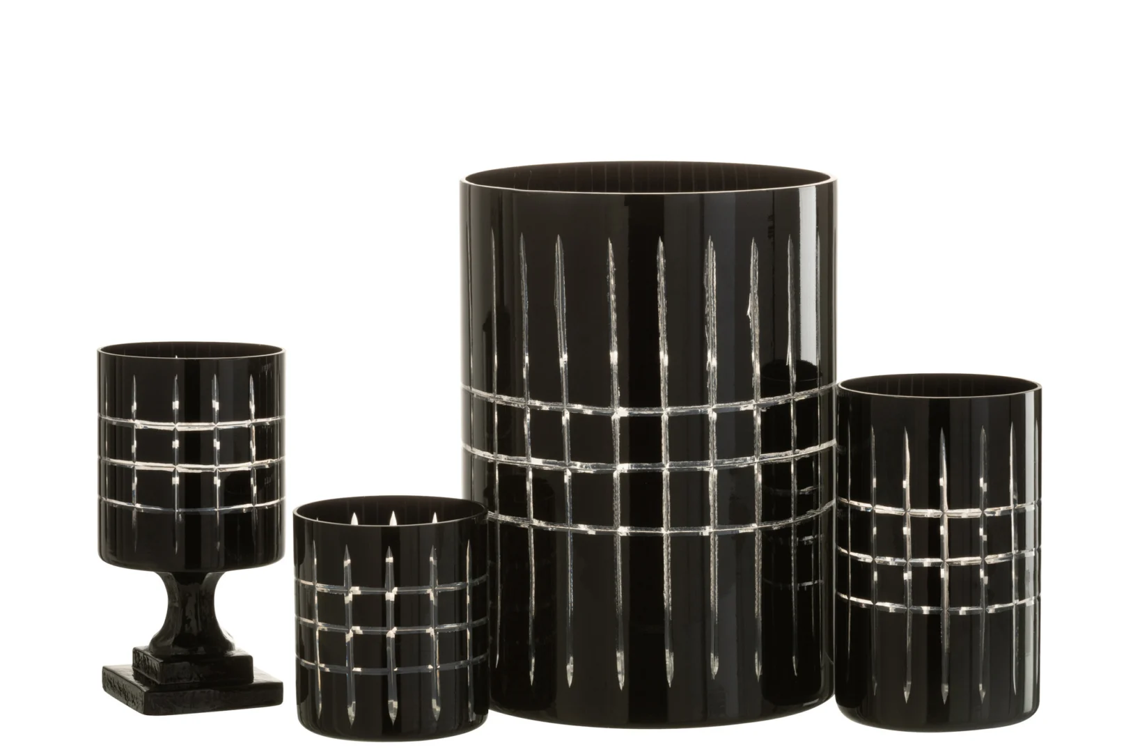 Vier glanzend zwarte Theelichthouder Op Voet Geruit Glas Zwart kandelaars van verschillende hoogtes, elk met witte rastervormige patronen, staan bij elkaar tegen een witte achtergrond.