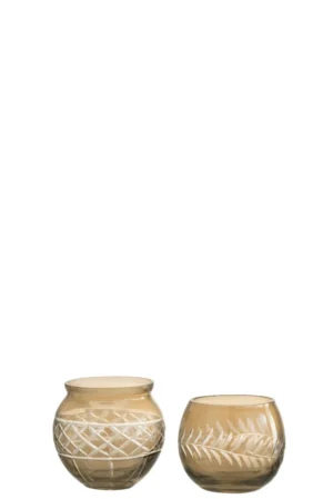 Set van twee kleine, ronde, amberkleurige Theelichthouder Motieven Glas Rook kandelaars; de ene heeft een geometrisch ontwerp en de andere een bladmotief, beide geplaatst tegen een effen witte achtergrond.