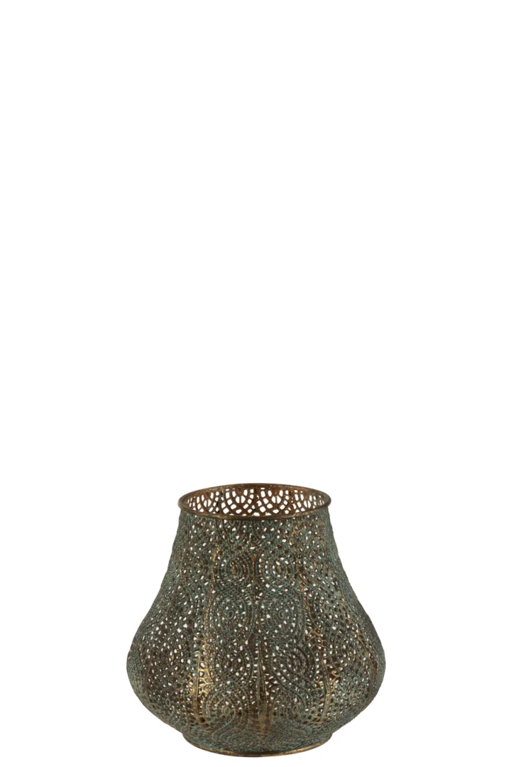 De Theelichthouder Oosters Metaal Goud Antiek Groot is een decoratieve metalen lantaarn of vaas met een brede basis, smalle open bovenkant en sierlijke uitgesneden details voor een antieke look.