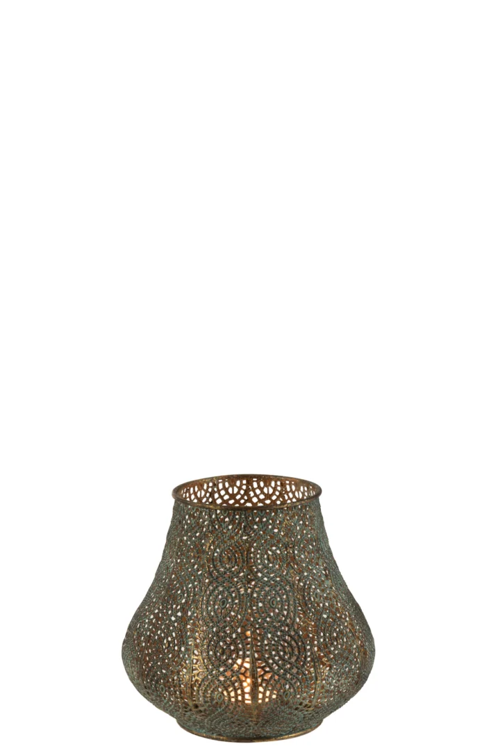 Theelichthouder Oosters Metaal Goud Antiek Groot: een bolvormige, goudkleurige metalen lantaarn met ingewikkelde uitgesneden patronen, waarin een kaars zachtjes oplicht. Perfect als decoratie op een witte achtergrond.