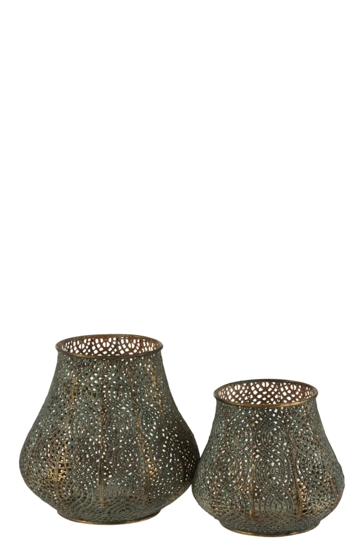 De Theelichthouder Oosters Metaal Goud Antiek Groot is een decoratieve ronde lantaarn met ingewikkelde geperforeerde patronen en een vintage bronzen afwerking, perfect voor het toevoegen van een elegante touch aan je inrichting.