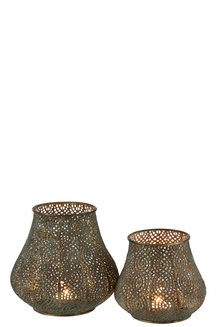 Theelichthouder Oosters Metaal Goud Antiek Groot afgebeeld als twee lantaarns met een ingewikkeld patroon van bloemen en krullen, verlicht door kaarsen, op een witte achtergrond. De ene is hoog, de andere korter en breder.