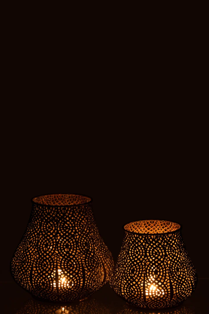 De Theelichthouder Oosters Metaal Goud Antiek Groot heeft een ingewikkeld rasterontwerp dat warm oplicht in het donker en elegante patronen en zacht licht werpt.