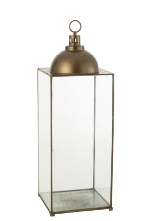 De Lantaarn Hagrid Glas IJzer Brons Large is een rechthoekige glazen lantaarn met een brons metalen frame, een koepelvormige bovenkant en een rond handvat om hem te dragen of op te hangen. De lantaarn is leeg van binnen.