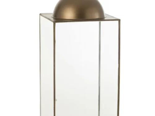 De Lantaarn Hagrid Glas IJzer Brons Large is een rechthoekige glazen lantaarn met een brons metalen frame, een koepelvormige bovenkant en een rond handvat om hem te dragen of op te hangen. De lantaarn is leeg van binnen.