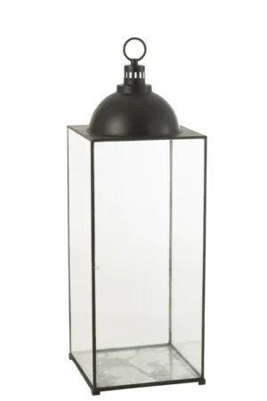 De Lantaarn Hagrid Glas IJzer Zwart Groot is een hoge, rechthoekige glazen lantaarn met een zwart ijzeren frame, een koepelvormige bovenkant en een rond handvat, leeg afgebeeld tegen een witte achtergrond.