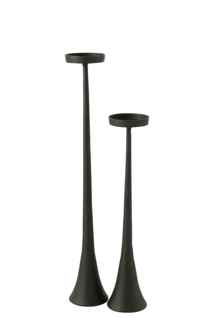 De Kaarsenhouder Luky Aluminium Zwart Groot bestaat uit twee hoge zwart aluminium kandelaars van verschillende hoogte, elk met een slanke steel en brede voet, naast elkaar tegen een witte achtergrond.