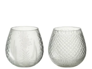 De Kaarsenhouder Bien Glas Transparant Set 2 bestaat uit twee heldere glazen zonder steel: één met bloemen- en bladmotieven en één met een ruitpatroon, beide tegen een witte achtergrond.