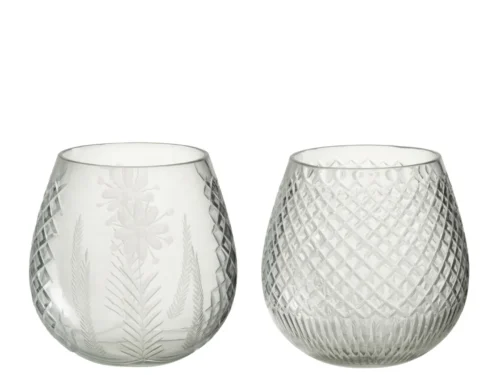 De Kaarsenhouder Bien Glas Transparant Set 2 bestaat uit twee heldere glazen zonder steel: één met bloemen- en bladmotieven en één met een ruitpatroon, beide tegen een witte achtergrond.