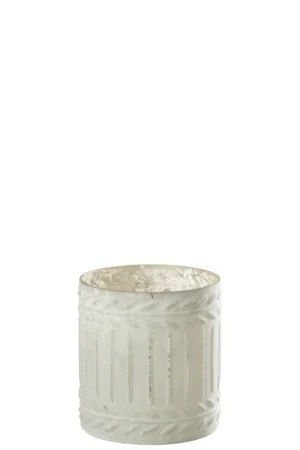 De Kaarsenhouder Ezy Glas Wit Medium is een witte, cilindervormige houder met verticale groeven en verhoogde bladachtige patronen rond de boven- en onderrand, tegen een effen witte achtergrond.