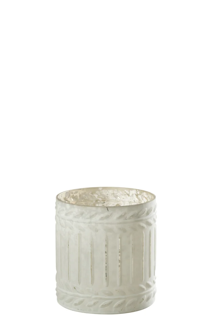 De Kaarsenhouder Ezy Glas Wit Medium is een witte, cilindervormige houder met verticale groeven en verhoogde bladachtige patronen rond de boven- en onderrand, tegen een effen witte achtergrond.