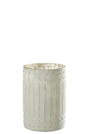 De Kaarsenhouder Ezy Glas Wit Groot is een witte, cilindervormige glazen kandelaar met verticale groeven en een bladmotief op de boven- en onderrand, afgebeeld tegen een effen witte achtergrond.