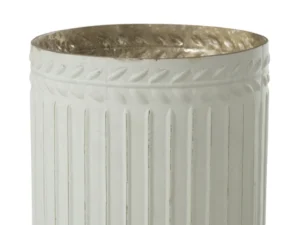 De Kaarsenhouder Ezy Glas Wit Extra Groot is een witte, cilindervormige metalen houder met verticale groeven en een bladmotief aan de boven- en onderkant. De binnenkant heeft een goudkleurige afwerking tegen een effen witte achtergrond.
