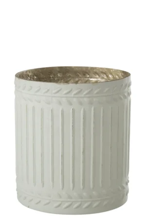 De Kaarsenhouder Ezy Glas Wit Extra Groot is een witte, cilindervormige metalen houder met verticale groeven en een bladmotief aan de boven- en onderkant. De binnenkant heeft een goudkleurige afwerking tegen een effen witte achtergrond.
