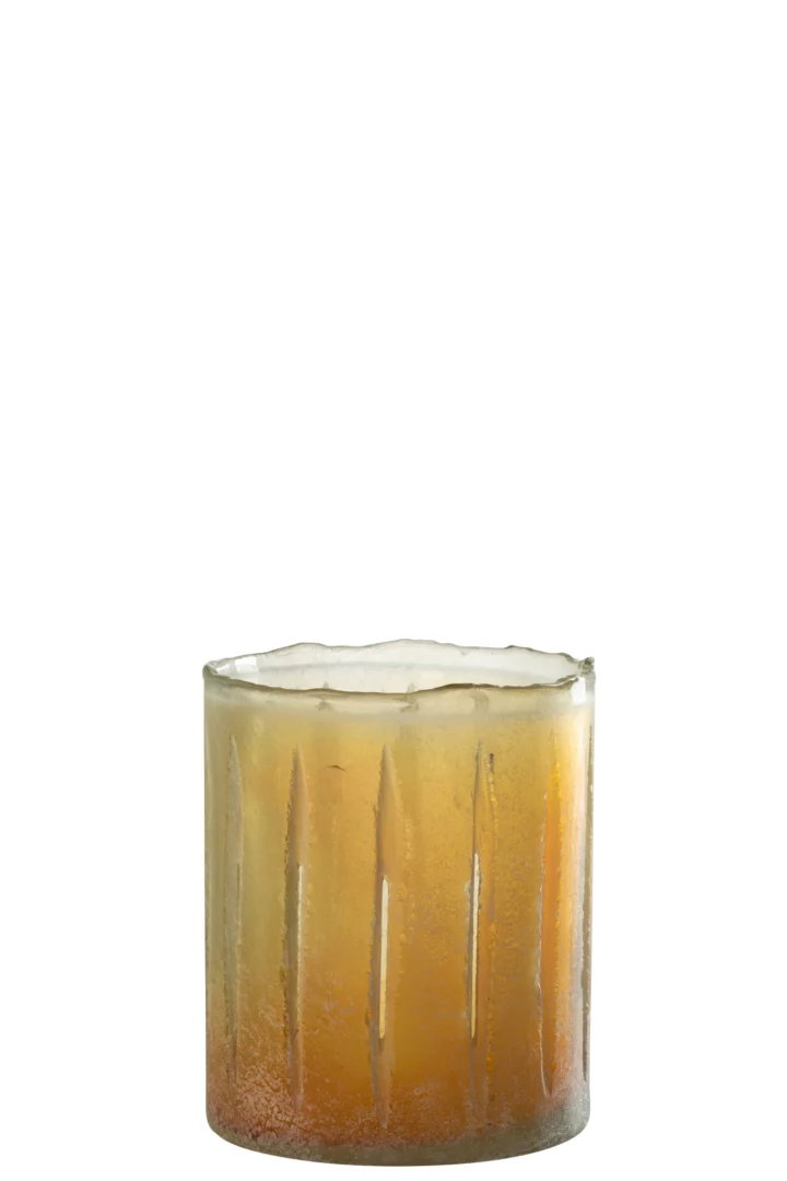 De Kaarsenhouder Strepen Glas Geel Klein is een kleine, ronde, oranje-gele kaars in een matglazen houder met verticale structuurstrepen, tegen een witte achtergrond.