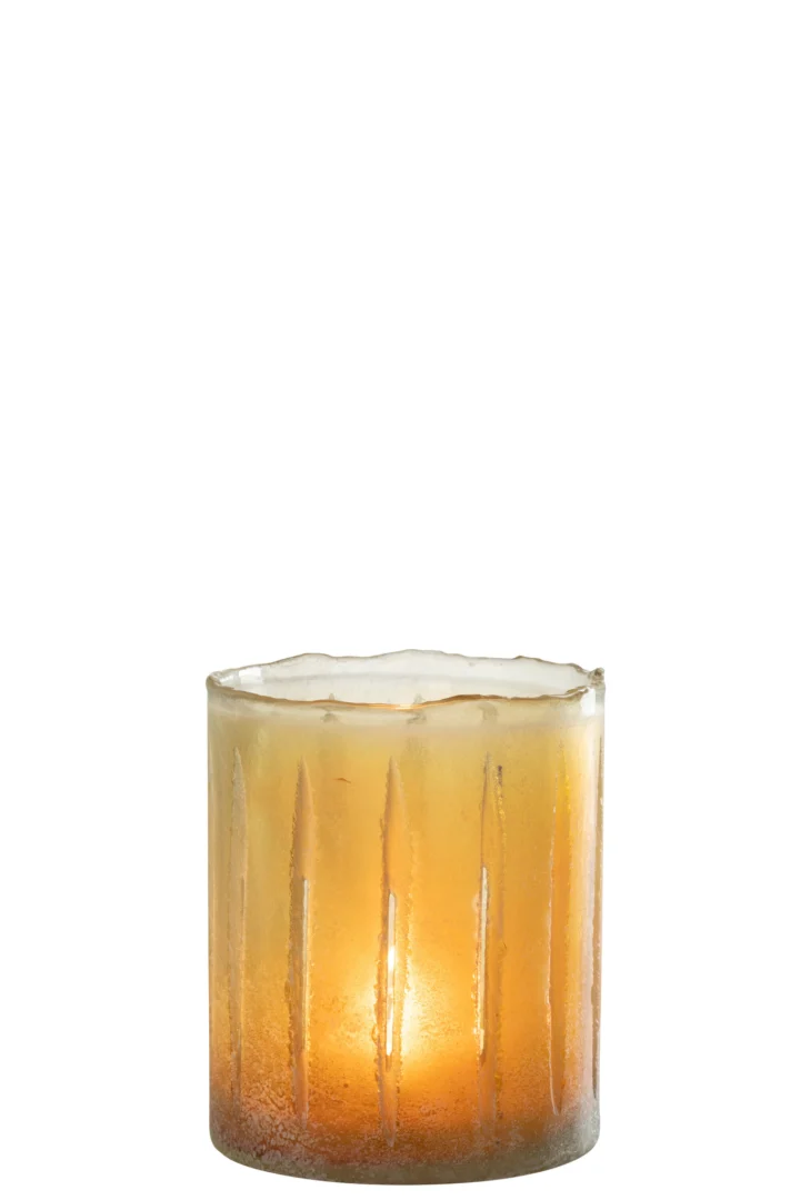 De Kaarsenhouder Strepen Glas Geel Klein is een kleine kandelaar met geeloranje mat glas, verticale gestructureerde lijnen en een zachte vlam tegen een effen witte achtergrond.