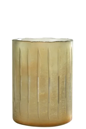 De Kaarsenhouder Strepen Glas Geel Groot is een gematteerde, cilindervormige glazen kandelaar met verticale geëtste strepen, een licht oneffen rand en een warme goudgele tint.