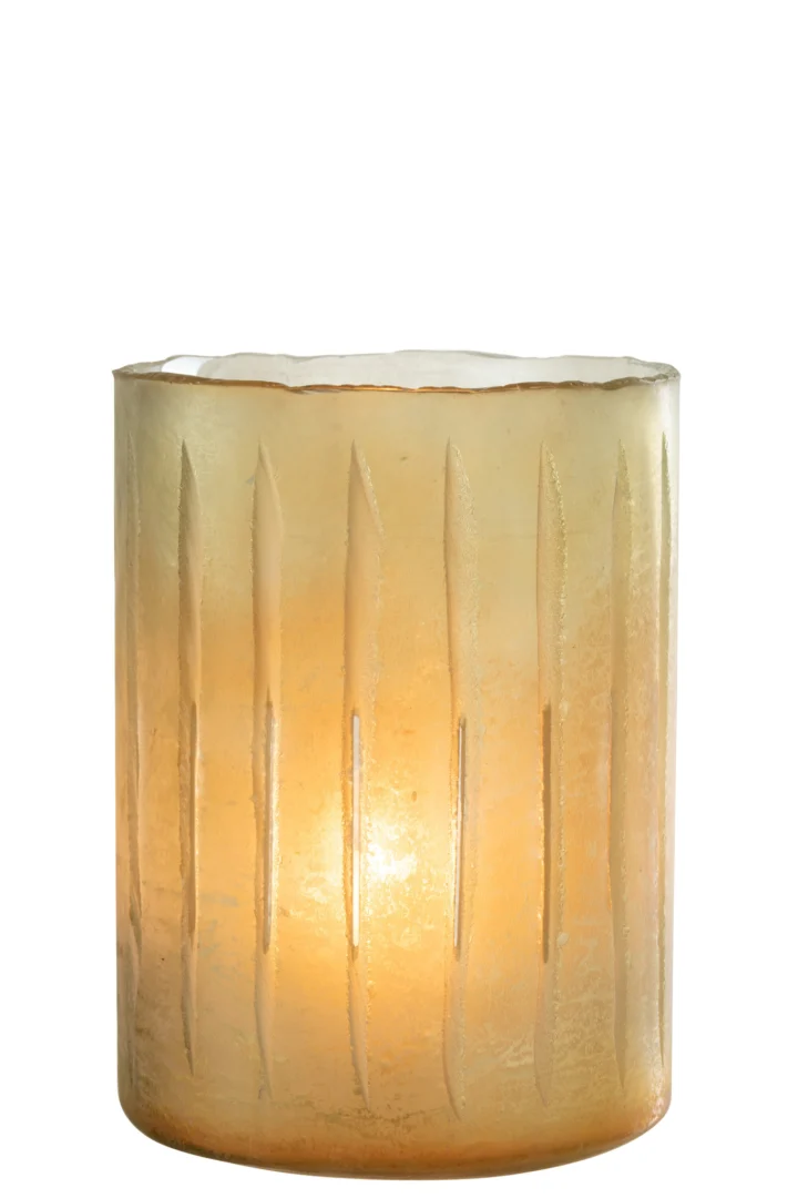 De Kaarsenhouder Strepen Glas Geel Groot heeft een gloeiende kaars in een matte, verticaal gegroefde glazen houder, die een warme en gezellige sfeer toevoegt aan elke ruimte.