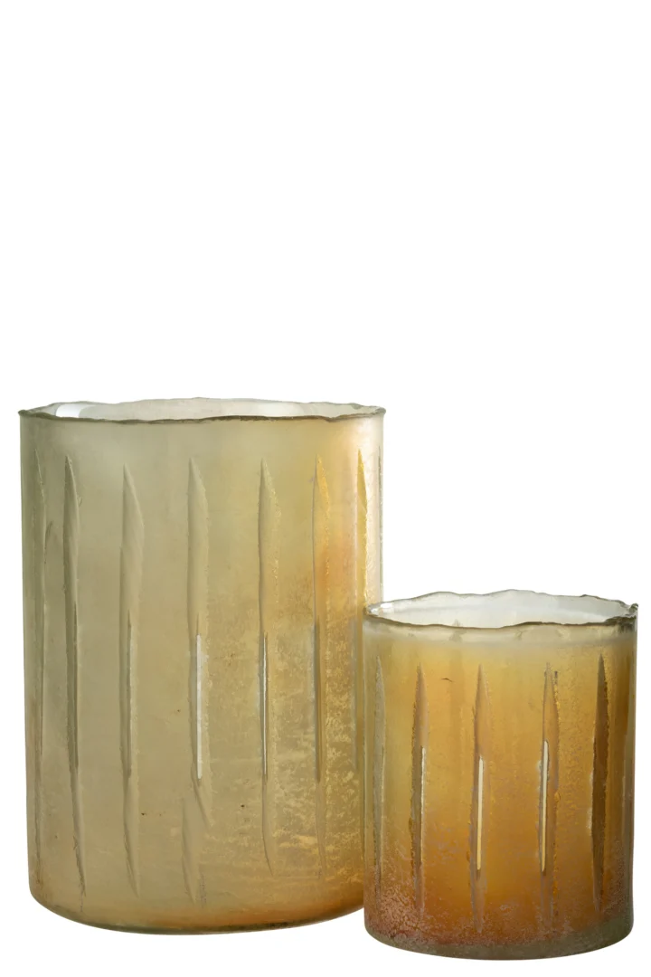 Een hoge matglazen kandelaar in warm amber, genaamd Kaarsenhouder Strepen Glas Geel Groot, heeft verticale geëtste lijnen en een subtiel gestructureerd oppervlak tegen een witte achtergrond.