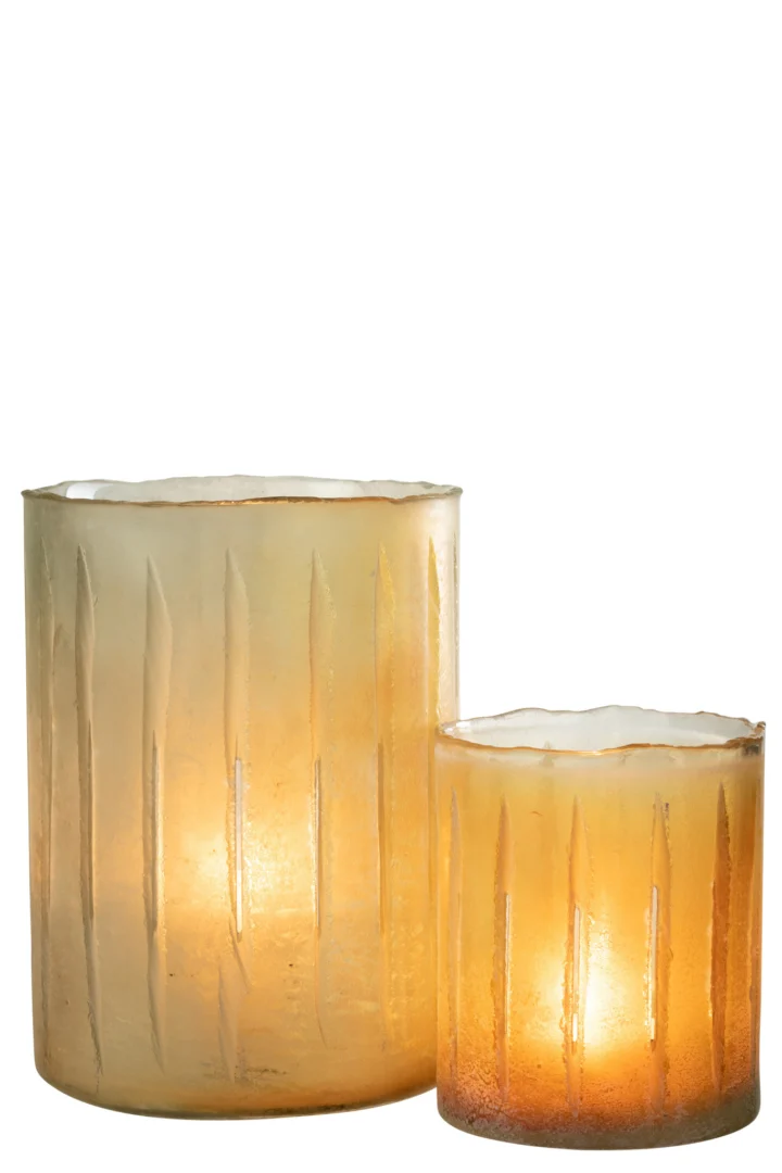 De Kaarsenhouder Strepen Glas Geel Groot is een grote matglazen kandelaar met een verticaal geëtst streeppatroon dat een gezellige, uitnodigende sfeer creëert als hij brandt.