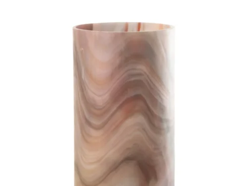 De Kaarsenhouder Arti Glas Br Klein is een hoge cilindervormige glazen kandelaar met een gemarmerd patroon in bruin-, beige- en lichtroze tinten tegen een witte achtergrond.